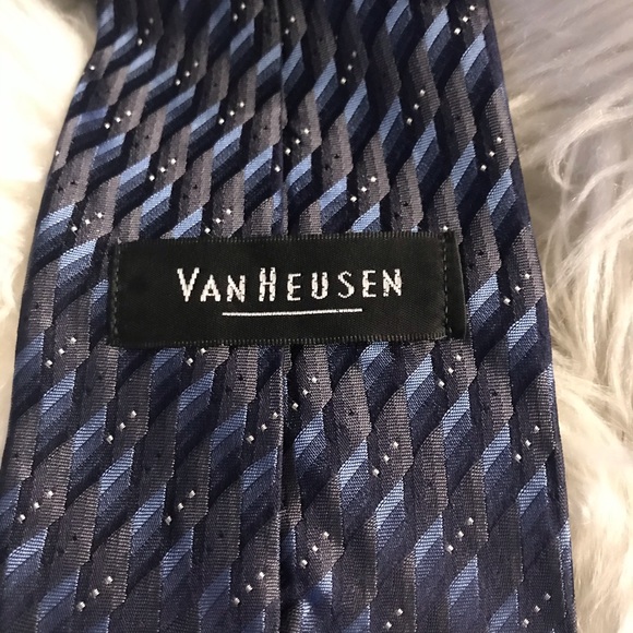 237.  Van Heusen Necktie - Picture 2 of 6